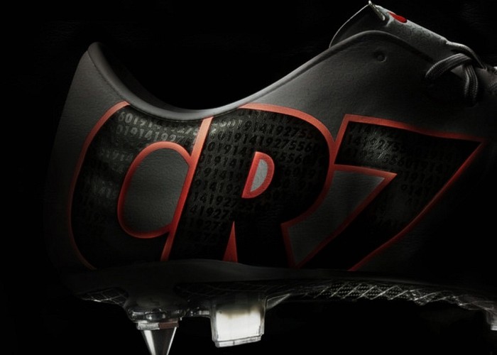 Và để kỷ niệm một năm thành công của Ronaldo, tập đoàn trang thiết bị thể thao Nike đã cho ra mắt chiếc giày CR Mercurial IX với thương hiệu CR7 trên giày cùng một dãy những con số.